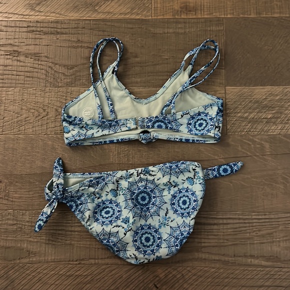 This is a super cute swimsuit I loved it. It is not cheap or cheap looking. - Picture 3 of 3